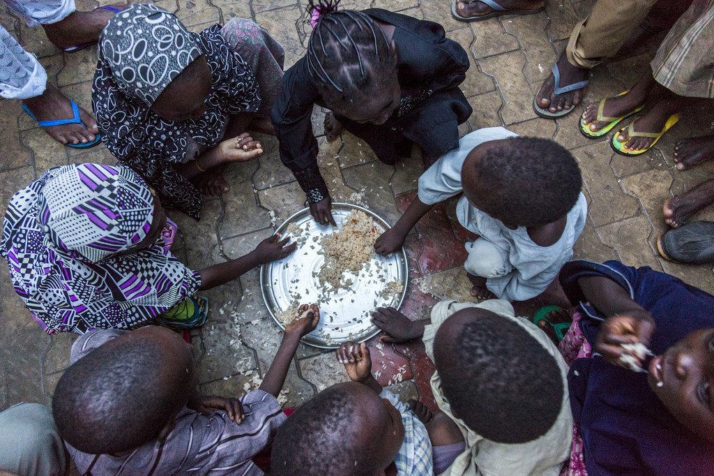 Des enfants déplacés internes originaires de Dikwa, dans l'État de Borno, au Nigeria, prennent leur repas du soir chez leur famille d'accueil. (Archive)